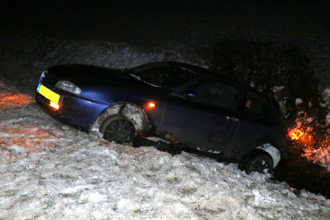 Auto krijgt klapband en raakt van A7 bij Scheemda; bestuurder gewond