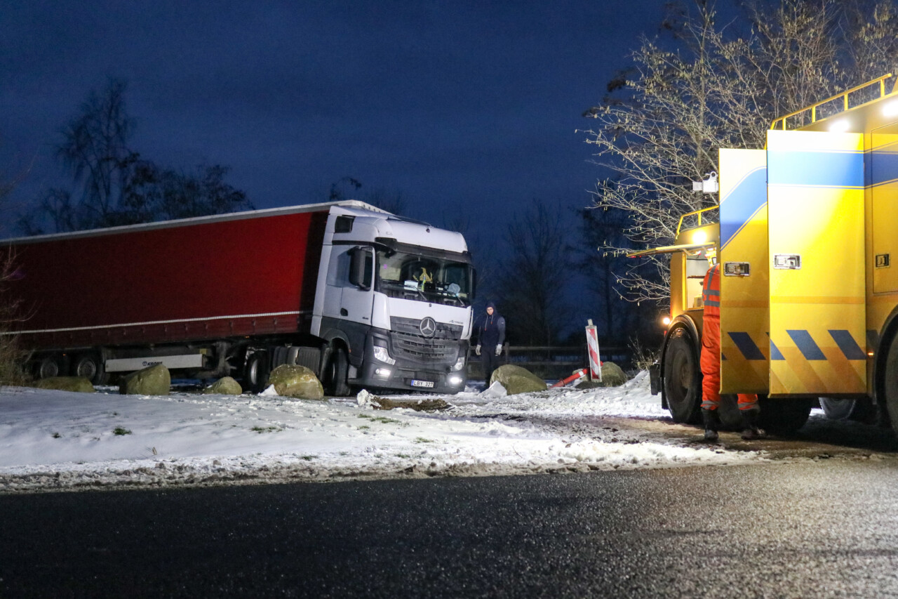 Vrachtwagenchauffeur zit 24 uur vast in sneeuw