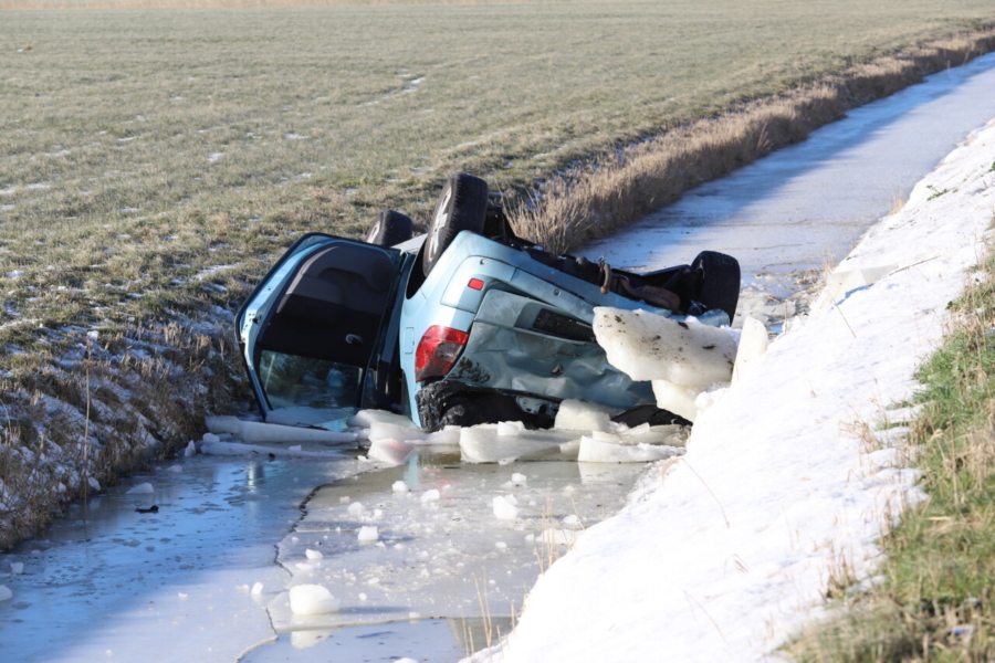 Automobilisten trekken slachtoffer uit over de kop geslagen auto op N31