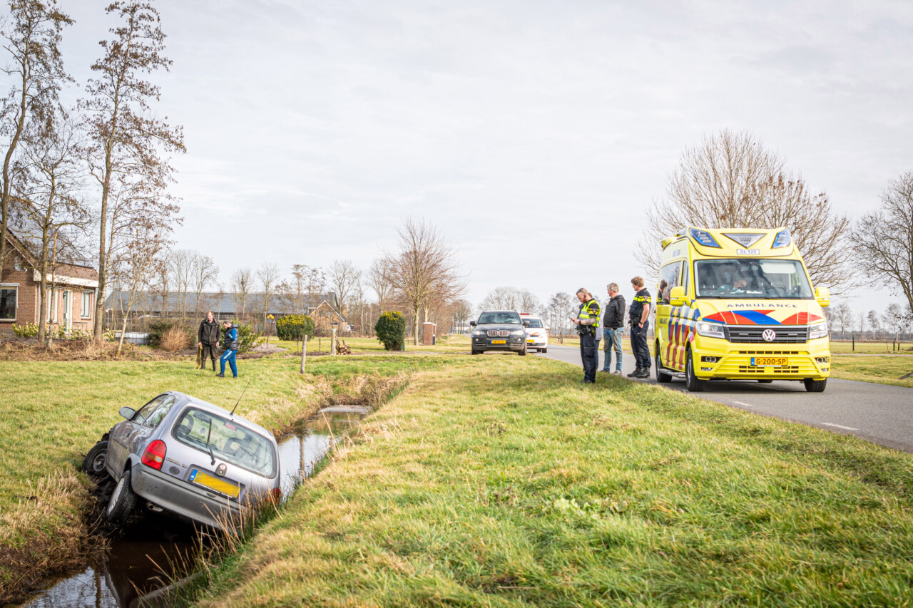 Automobiliste belandt in de sloot; geen letsel