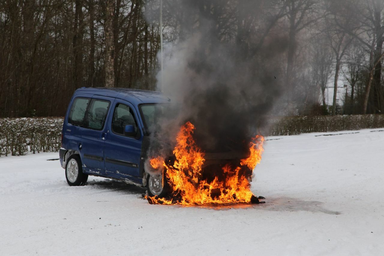 Jongeren racen door de sneeuw in Gorredijk; auto vliegt in brand