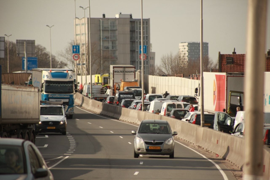 Auto en vrachtwagen in botsing op N7