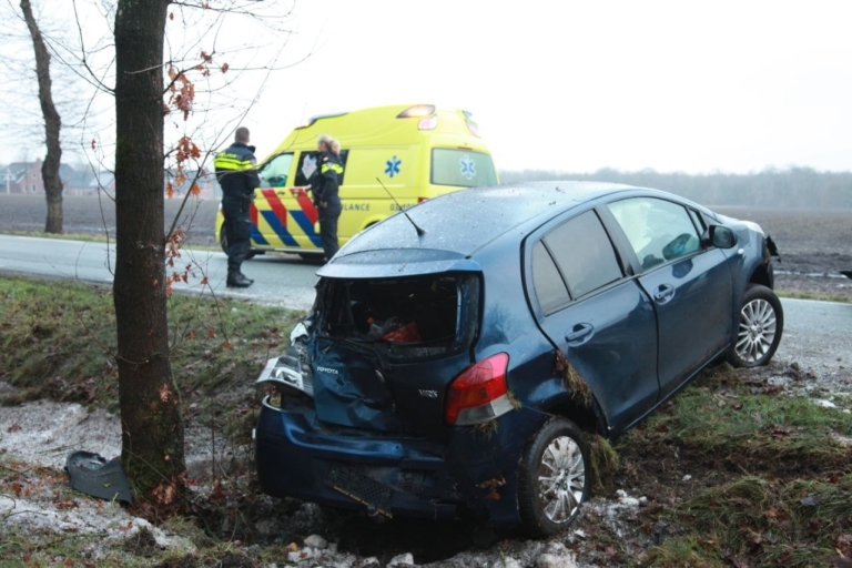 Auto raakt van de weg door gladheid bij Gasteren