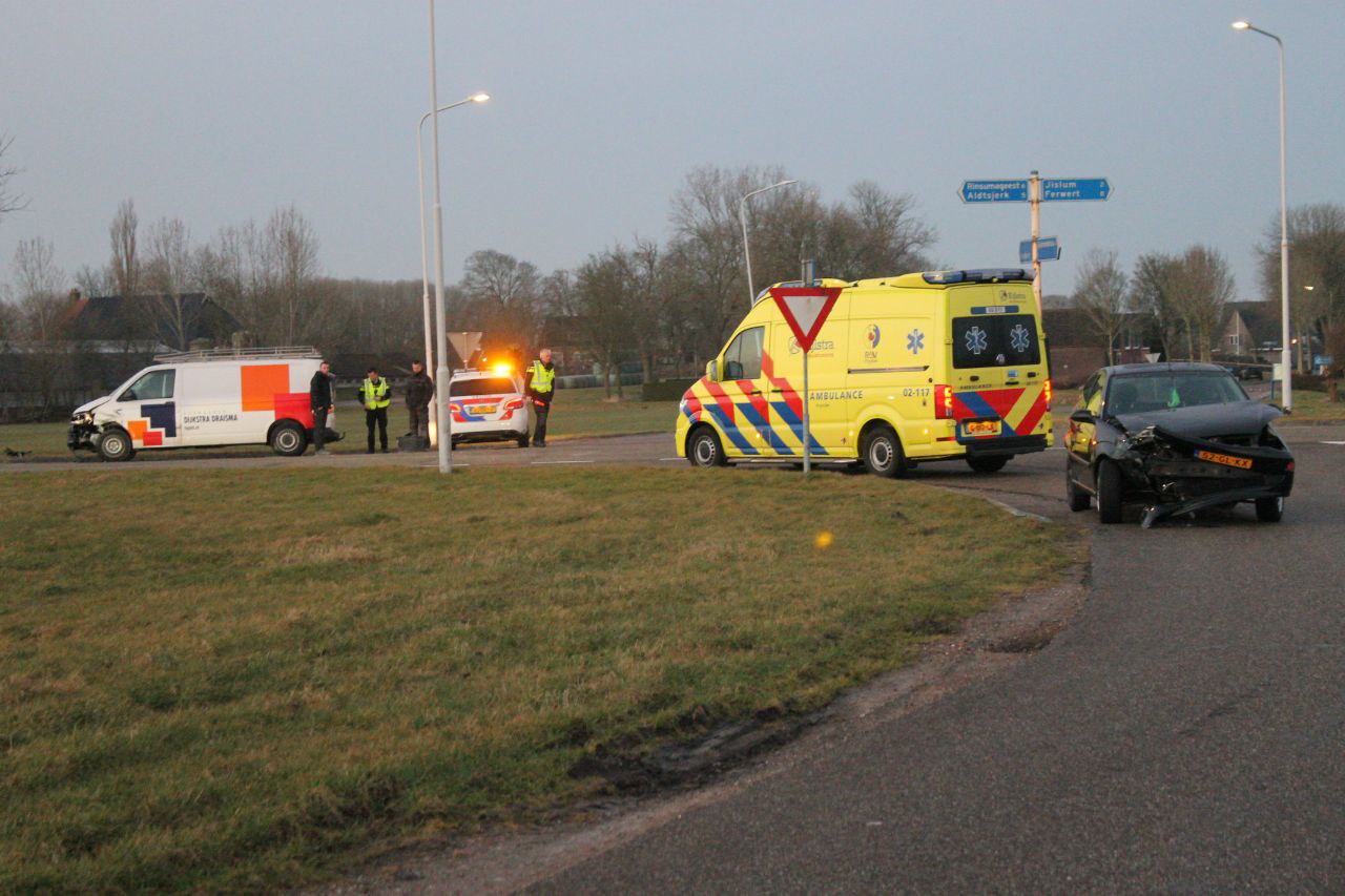 Twee voertuigen botsen op kruising in Burdaard