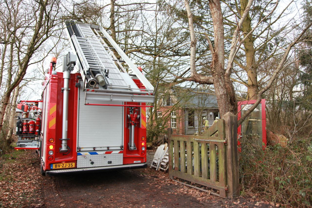 Woning vol rook in Peize; brandweer ingezet