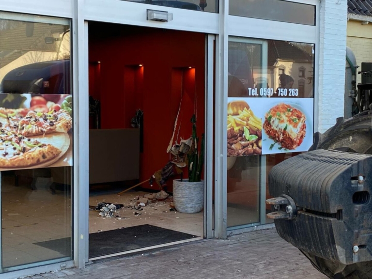 Losgeschoten giertank ramt pand van pizzeria in Oostwold