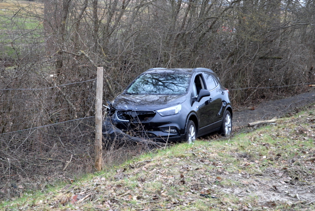 Auto raakt van de weg langs A7 bij Marum