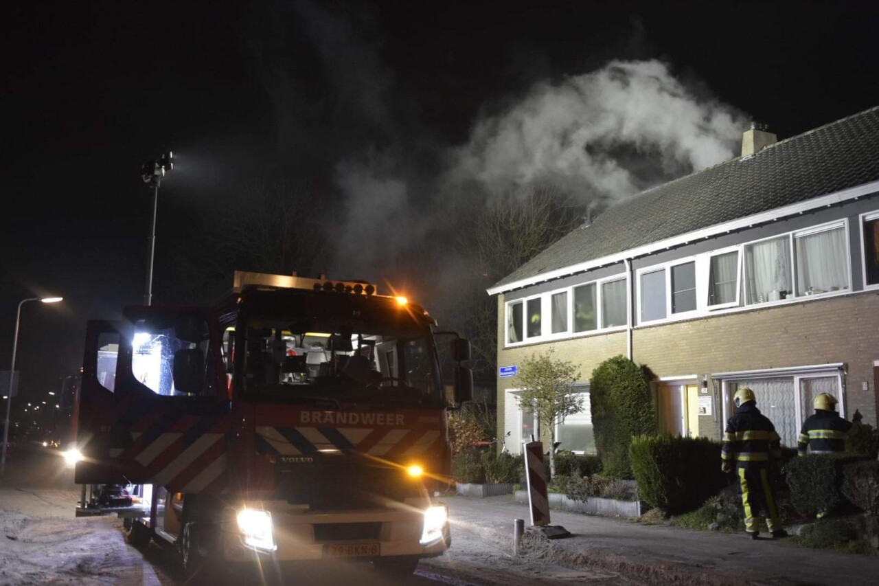 Droger vat vlam op zolder van woning in Sneek