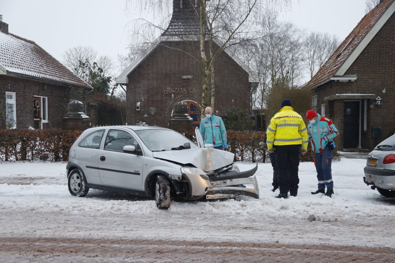 Automobilist botst tegen boom in Drachtstercompagnie