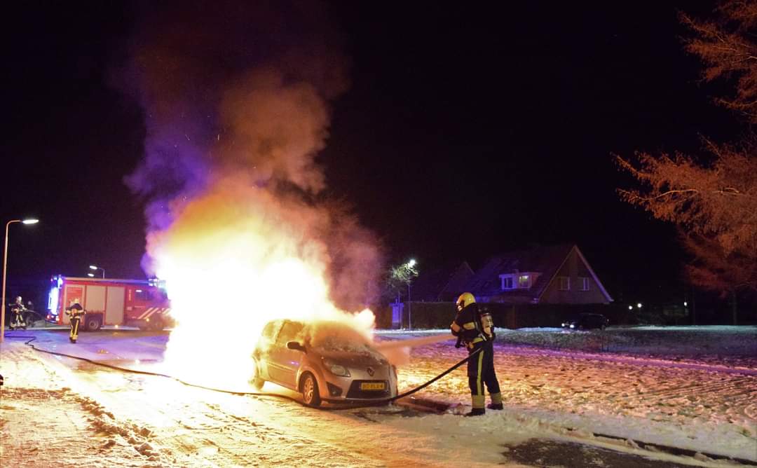 Twee auto’s verwoest door brand in Harlingen