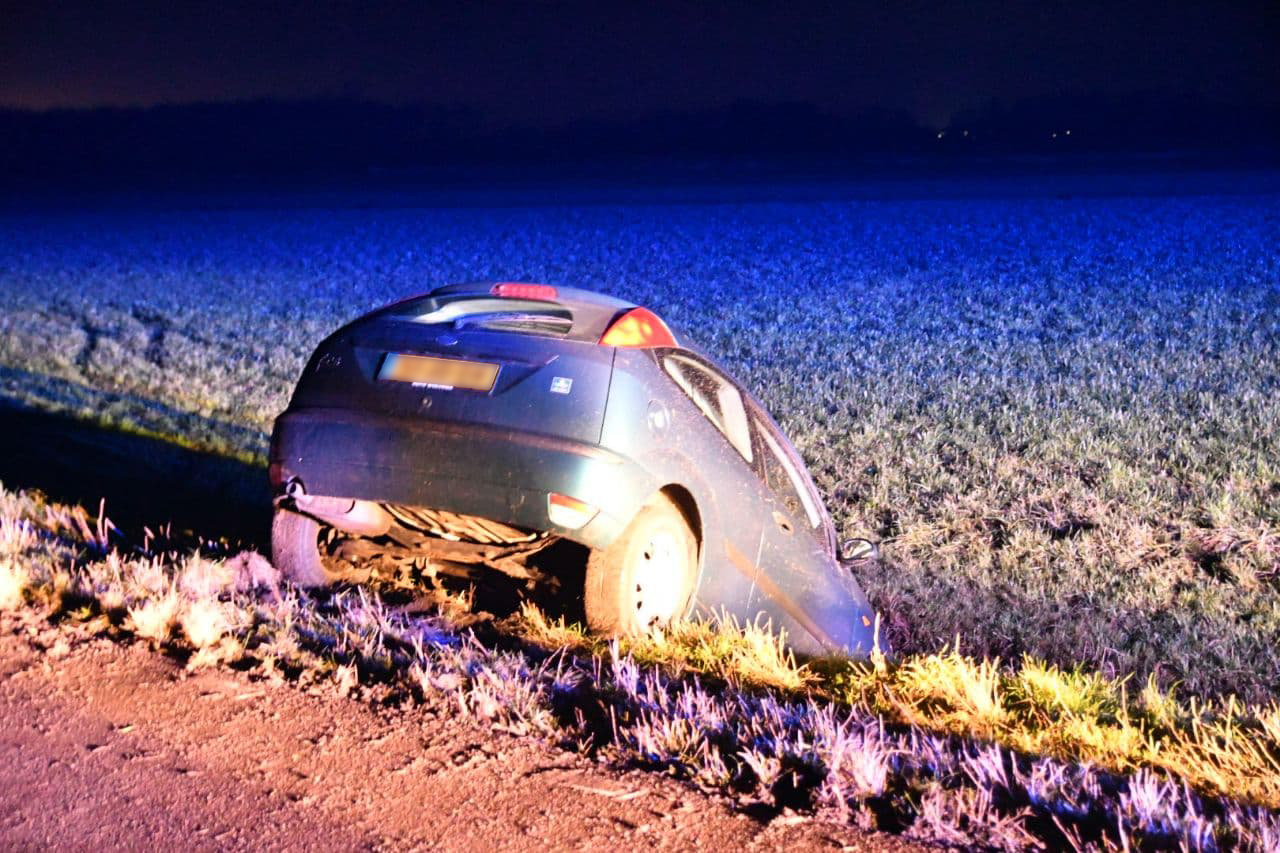 Bestuurder raakt vermoedelijk door gladheid van de weg Oldeberkoop