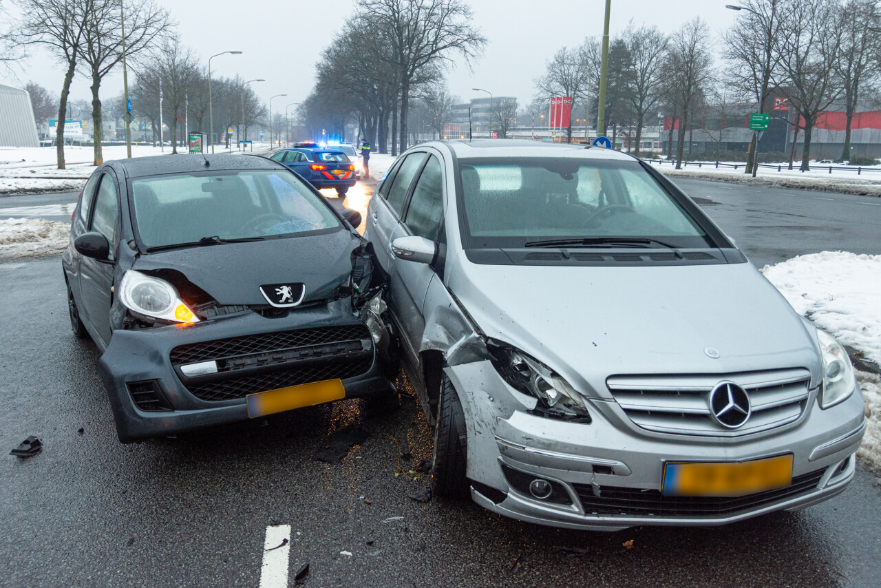 Inzittenden komen met de schrik vrij bij ongeval in Emmen