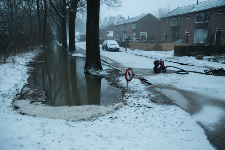 Forse waterlekkage in Oosterwolde