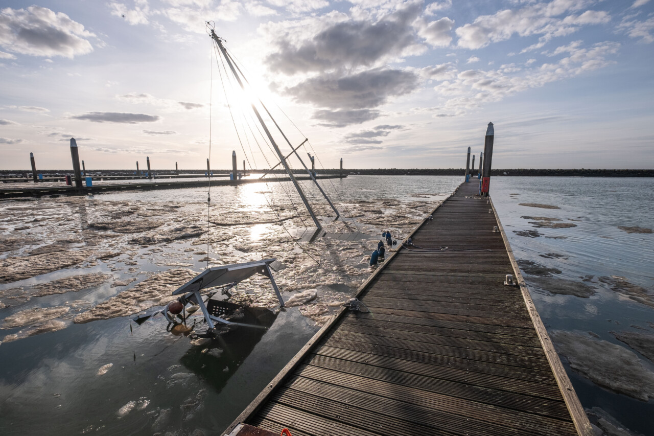 Zeiljacht zinkt in haven van Terschelling