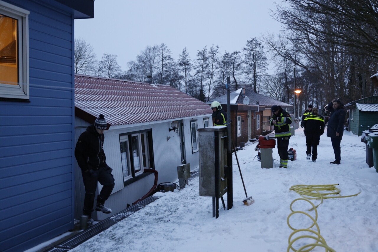 Brandweer in actie voor zinkende woonboot in Earnewald