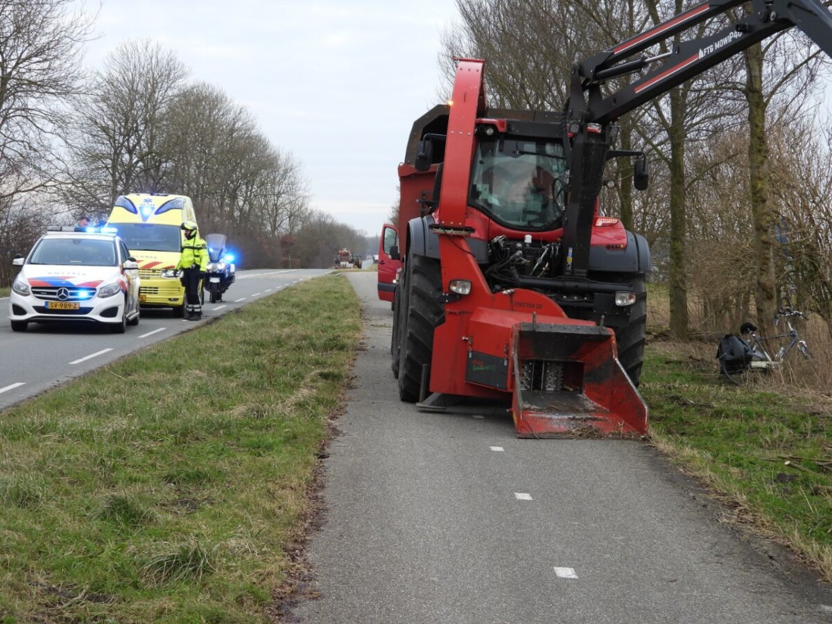 Fietser raakt gewond na botsing met trekker