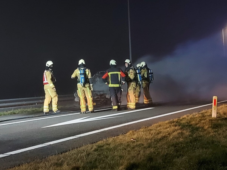 Brandweer Assen blust in brand gevlogen auto