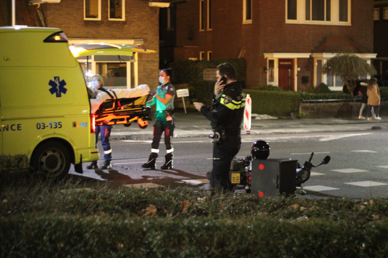 Scooterrijder gewond na aanrijding met auto