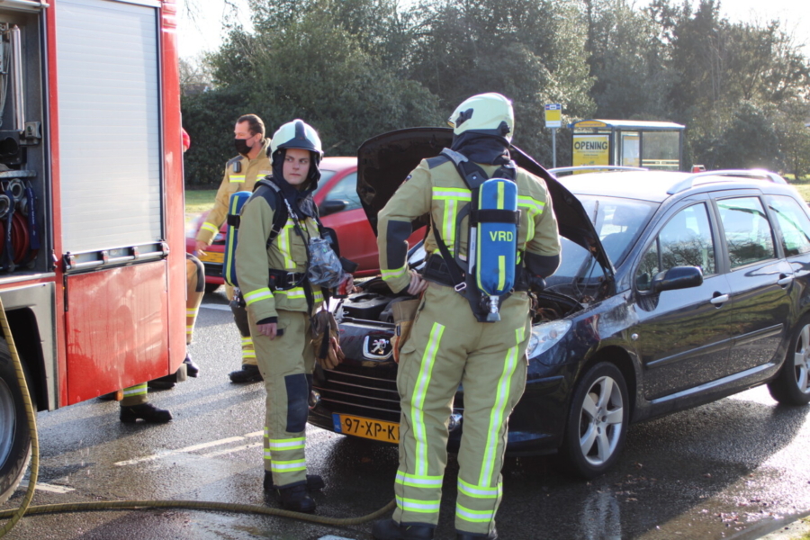 Brandweer blust beginnende autobrand in Emmen