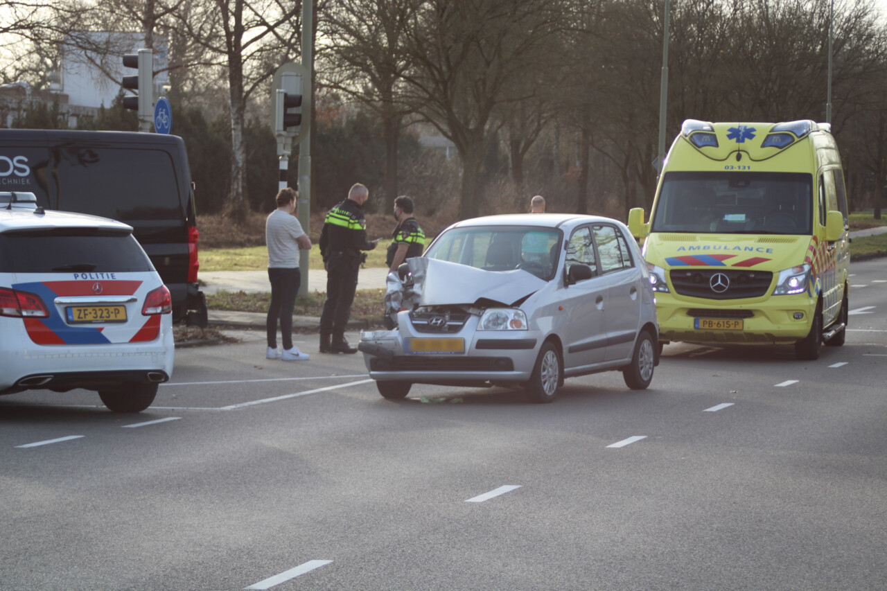 Auto fors beschadigd na botsing met bestelbus in Emmen