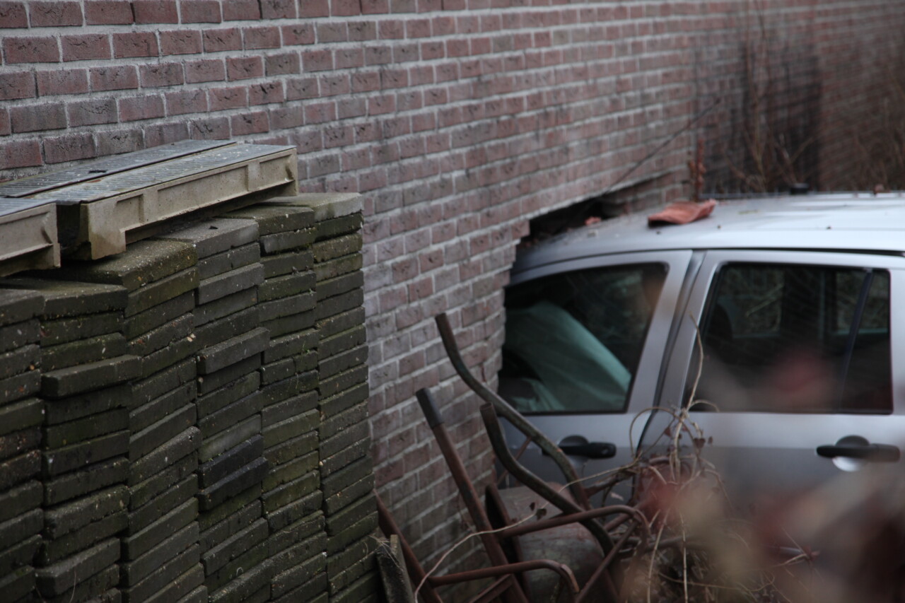 Auto rijdt door bosschage en komt in schuur tot stilstand in Groningen