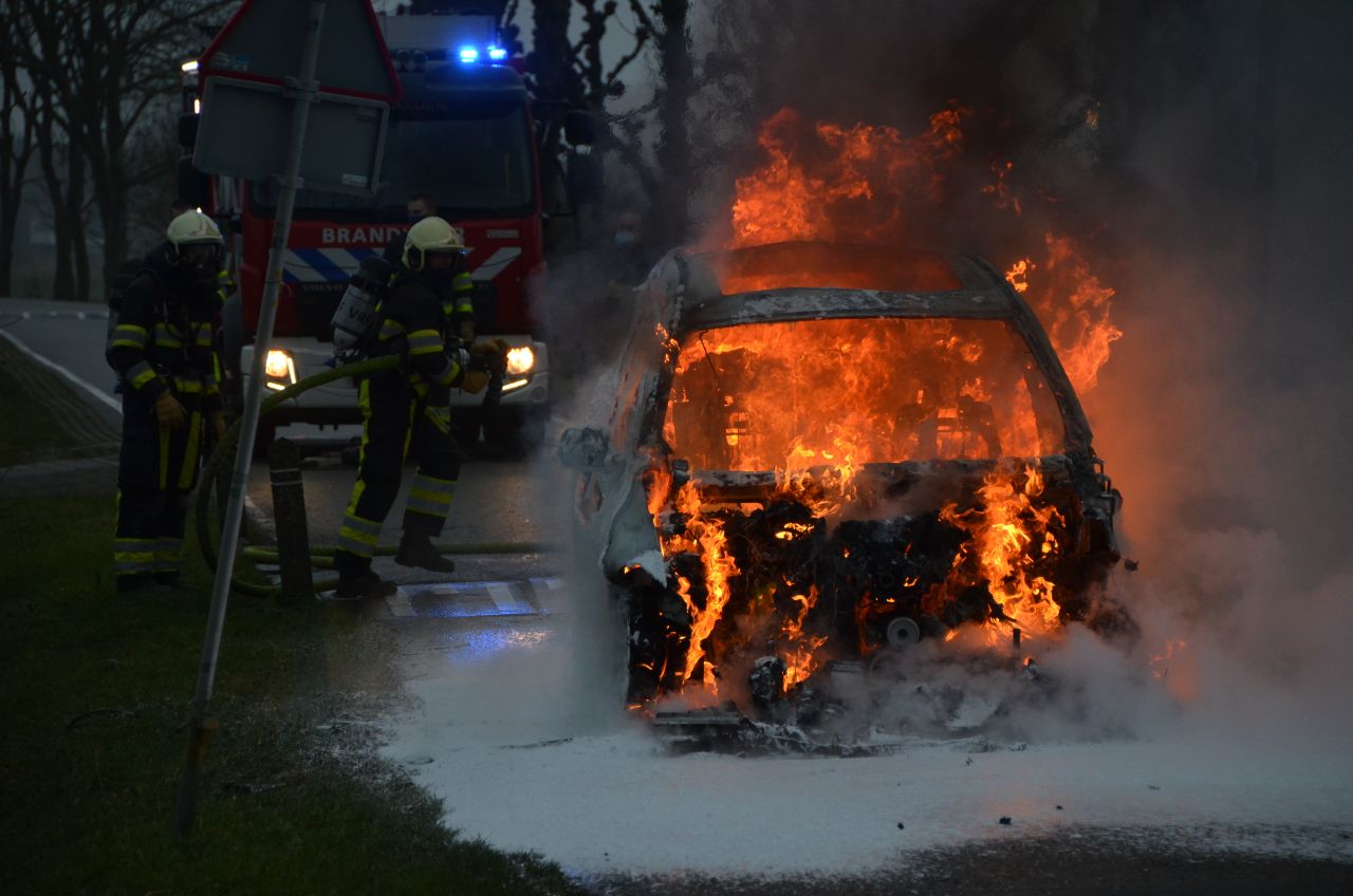 Auto volledig uitgebrand in Swichum