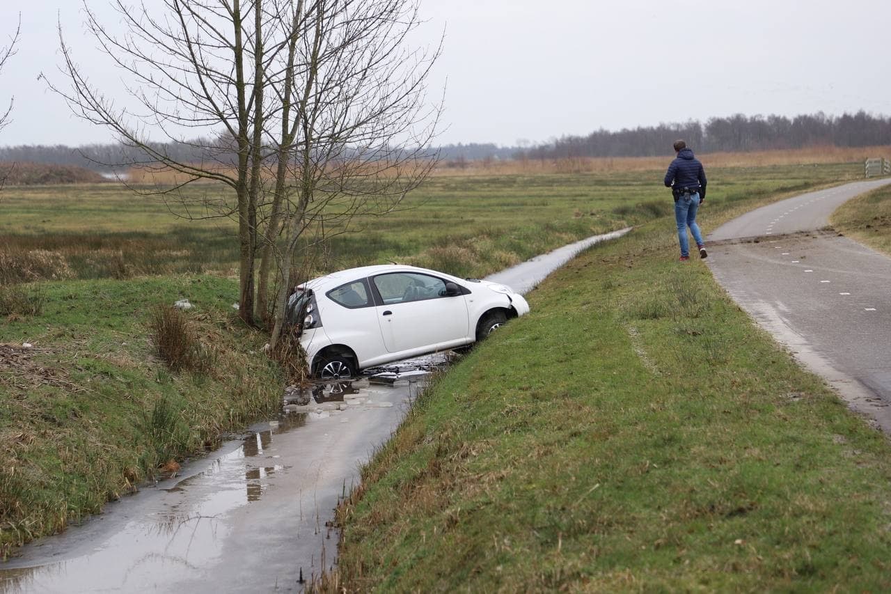 Auto raakt van de weg bij Garyp; Bestuurder spoorloos