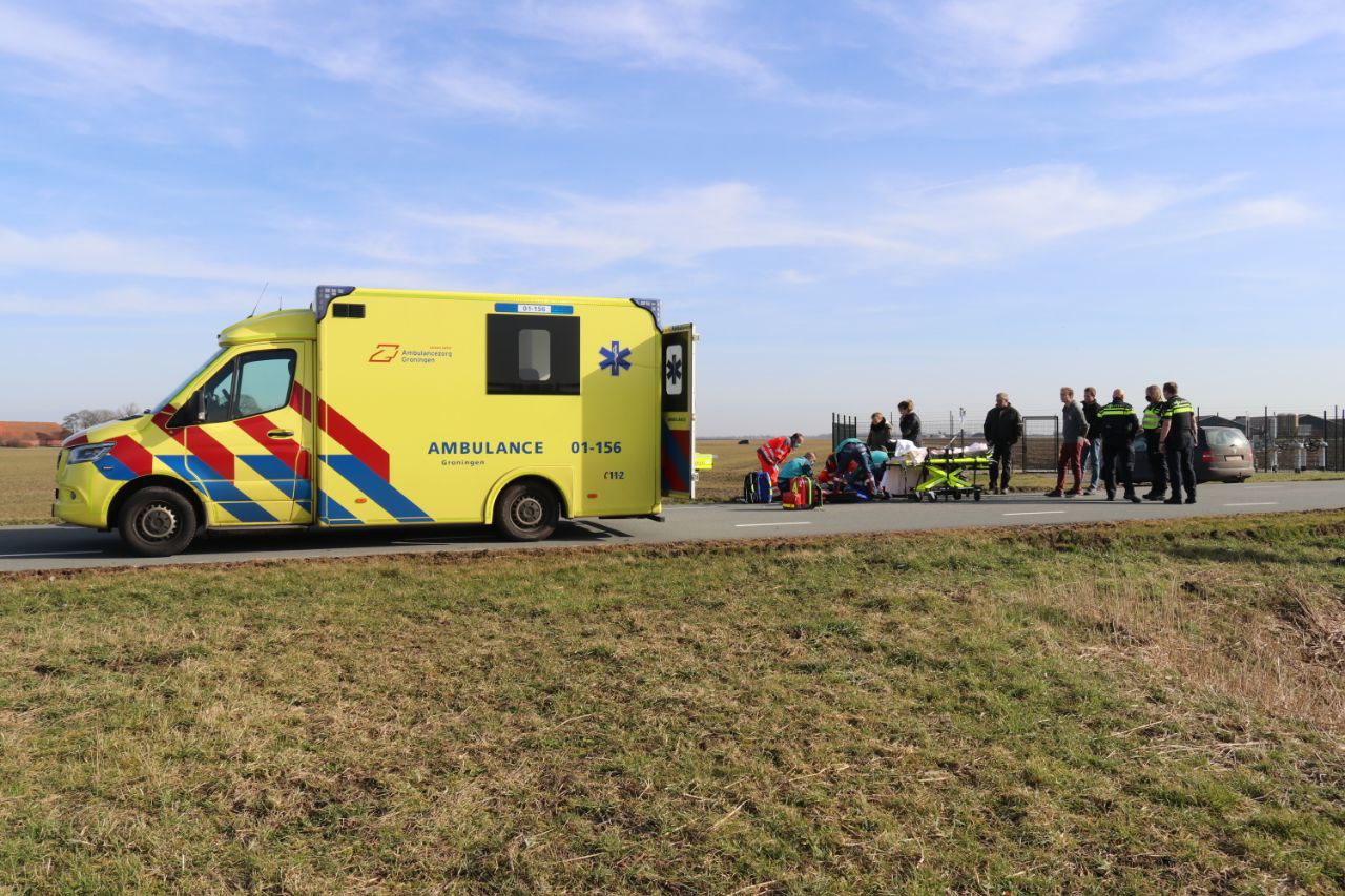 Automobilist rijdt met hoge snelheid langs ongevalslocatie; ambulancemedewerker raakt gewond aan hand