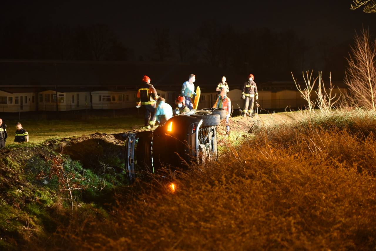 Auto vliegt uit bocht; één aanhouding