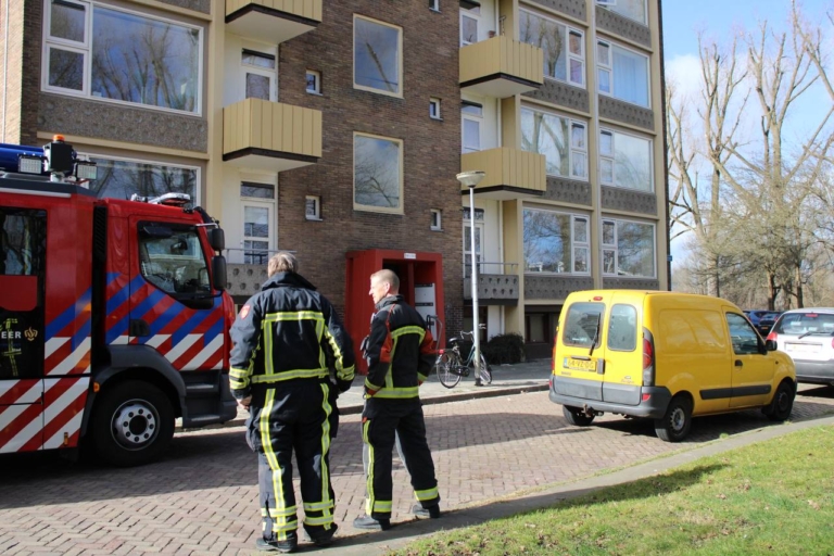 Brandweer ramt deur in voor pan op vuur
