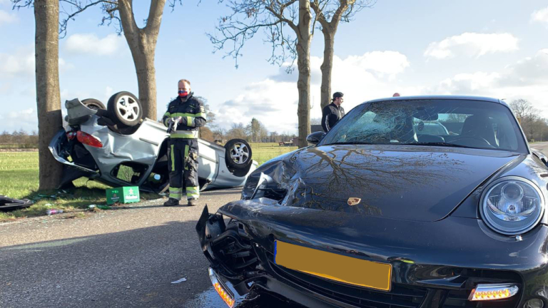 Auto over de kop na aanrijding op de N358