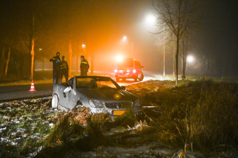 Cabriolet (met open dak) botst op lantaarnpaal in Kropswolde