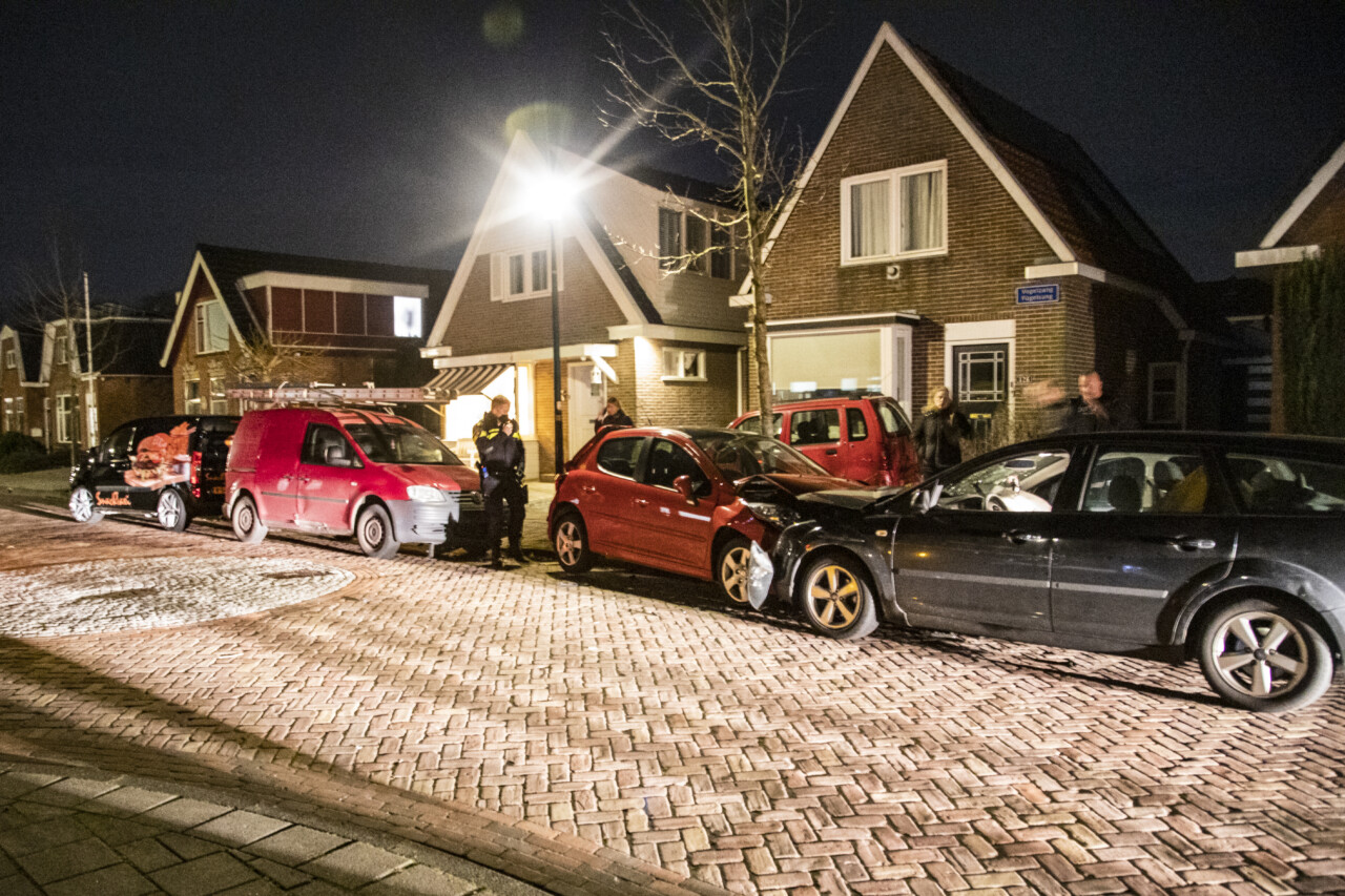 Bestuurder onder invloed botst frontaal op geparkeerde auto’s in woonwijk in Drachten