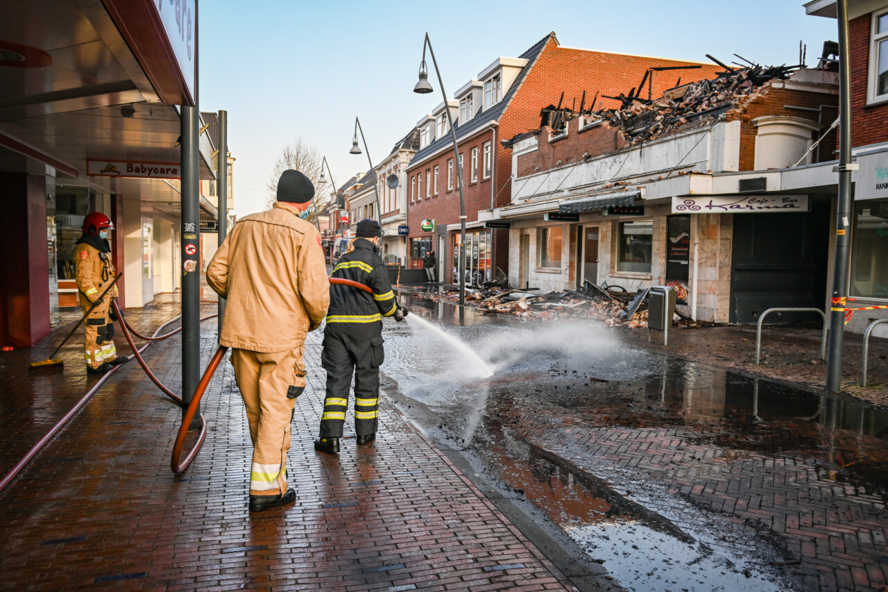 Grote schade na brand in Veendam goed te zien bij daglicht