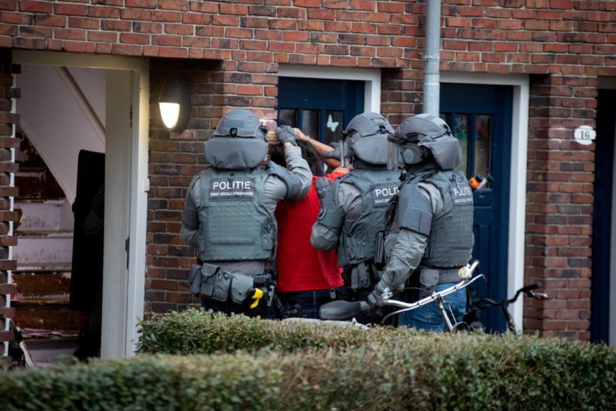 Arrestatieteam valt woning binnen in Groningen