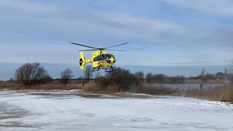 Gevallen schaatser per ambulancehelikopter van ijs gehaald bij De Veenhoop
