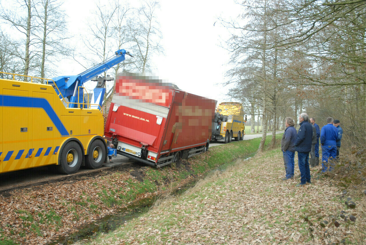 Vrachtwagen muurvast in de Wilp