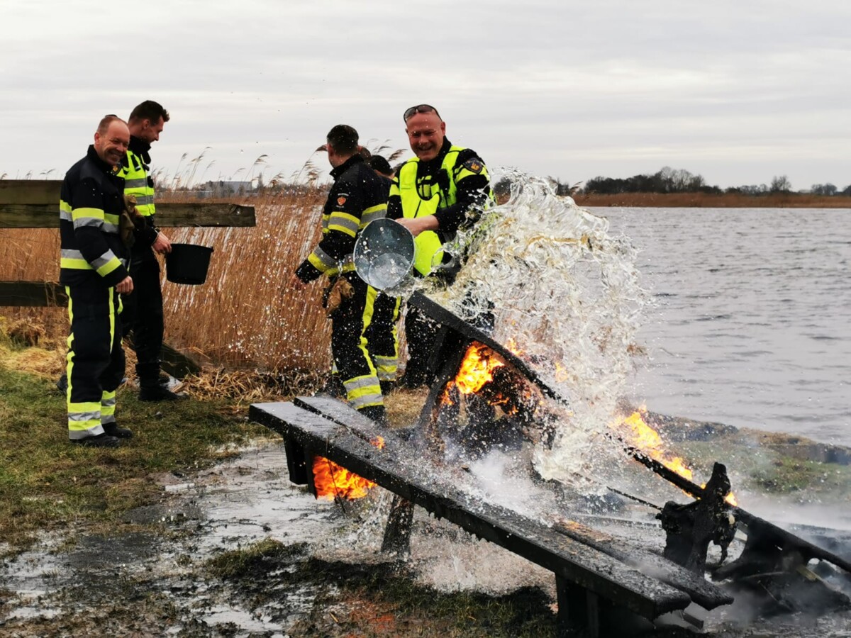 Brandweer laat agenten buitenbrand blussen met emmers water