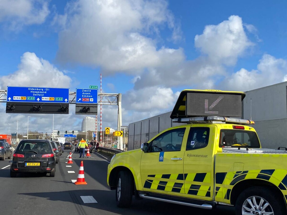 File door kop-staartbotsing op N7 bij Groningen