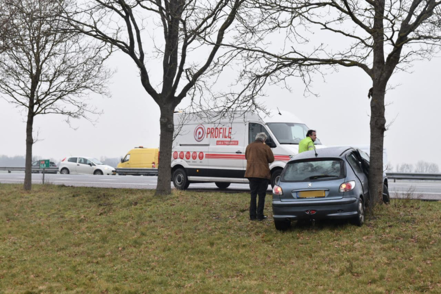 A32 bij Havelte spekglad; auto’s botsen tegen vangrail en boom