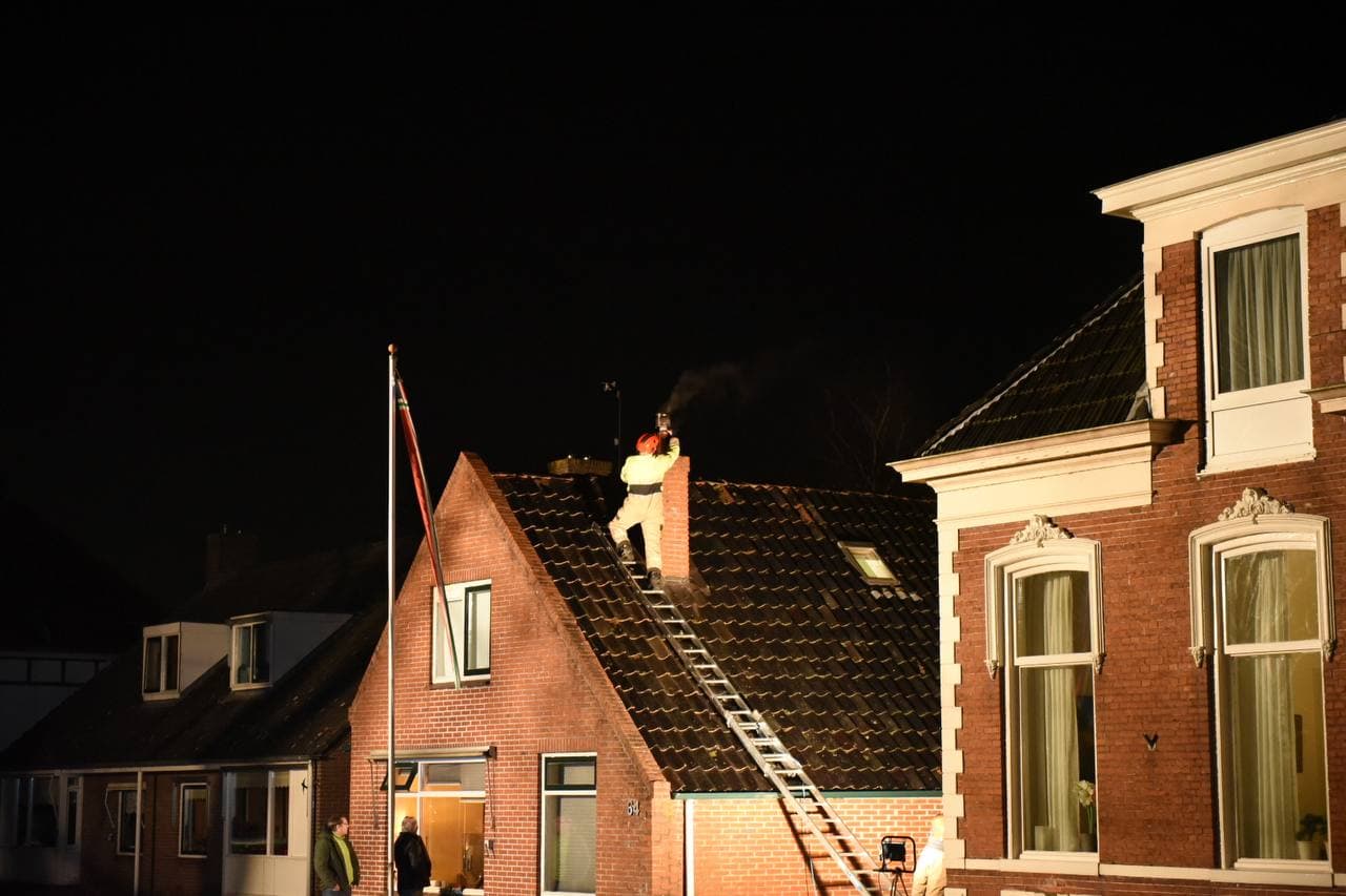 Brandweer sloopt schoorsteen na brand in Wildervank