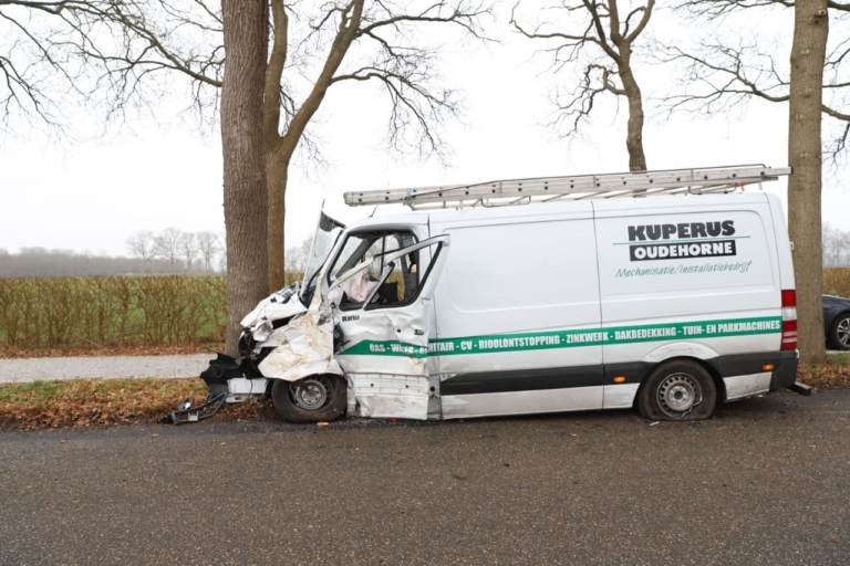 Busje zwaar beschadigd na ongeval in Beetsterzwaag