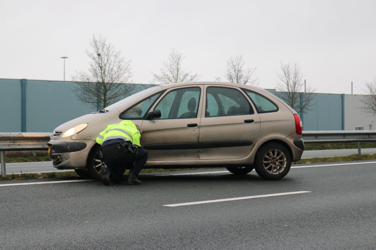 Auto eindigt tegen vangrail op N33 bij Veendam
