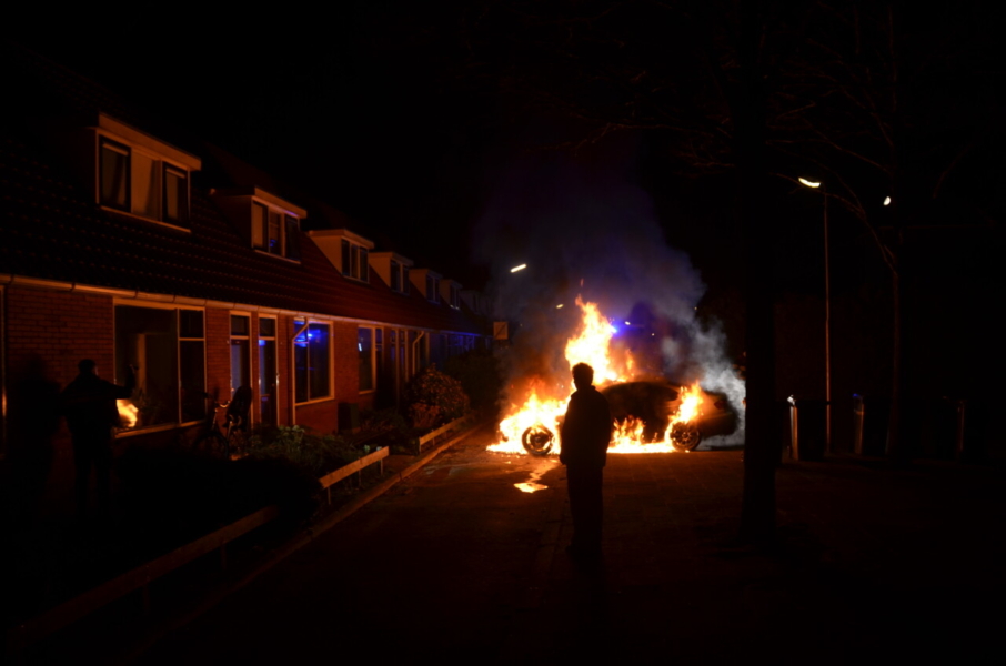 Meerdere woningen ontruimd wegens autobrand in Leeuwarden