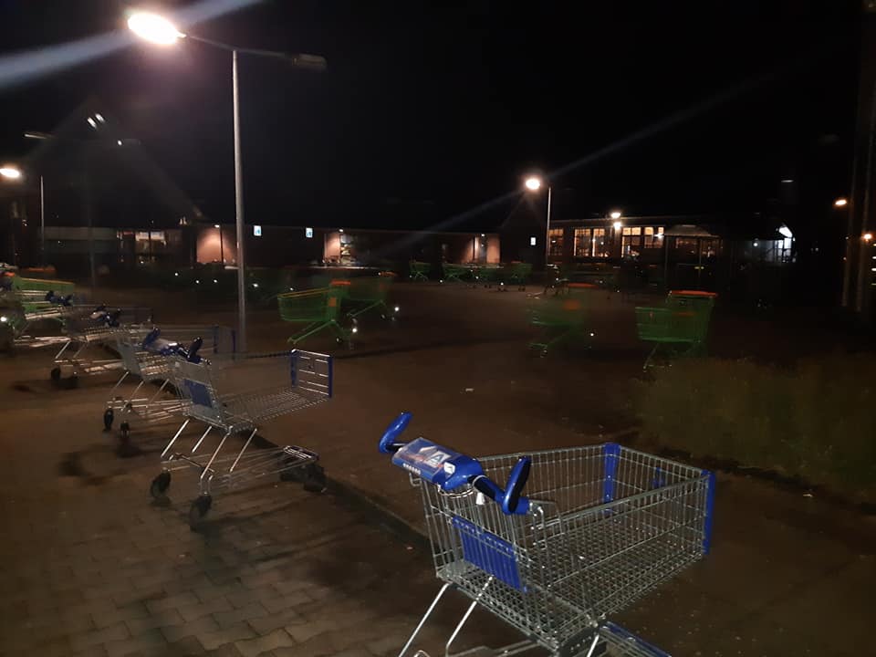 Jeugd zet parkeerplaats vol met winkelkarren in Workum