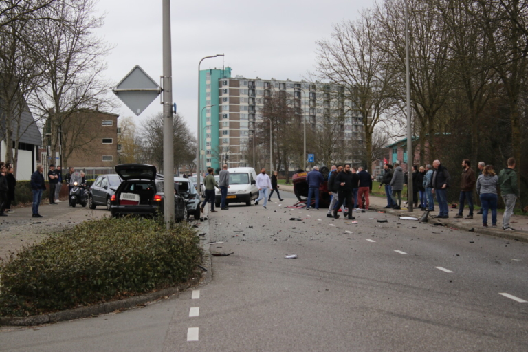 Ravage na ongeval met vier voertuigen in Hoogeveen (video)