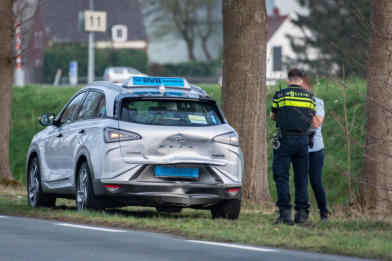 Taxi en personenauto botsen in Kolham