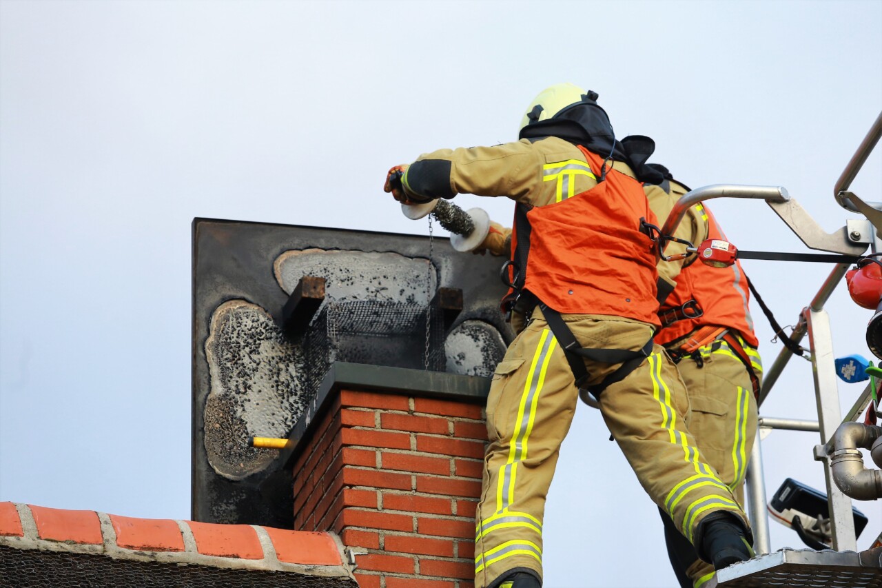 Brandweer in actie voor schoorsteenbrand in Rolde