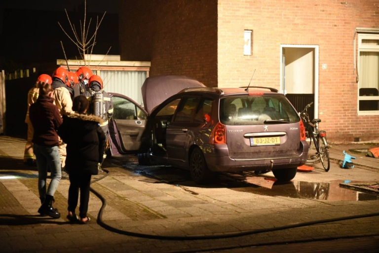 Brandweer blust autobrand in Veendam