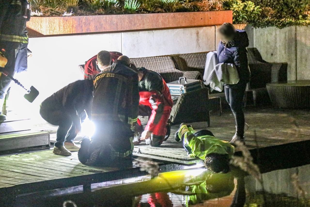 Brandweer bevrijdt kat onder steiger in Groningen